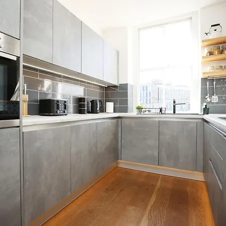 Pembroke View By N And N Stays, Spacious & Modern Executive In Grade 2 Listed Building, Close To Centre, Perfect Location While Visiting The Or Working In The Area *