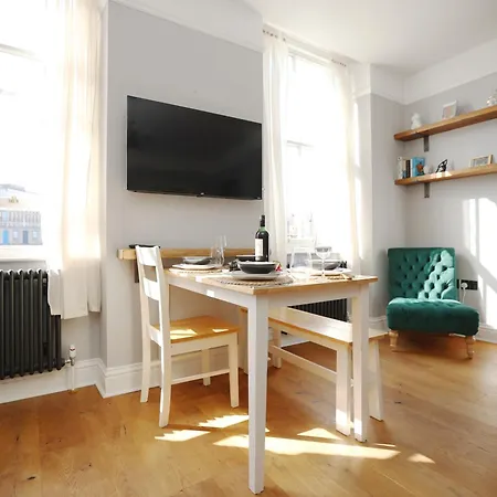 Pembroke View By N And N Stays, Spacious & Modern Executive In Grade 2 Listed Building, Close To Centre, Perfect Location While Visiting The Or Working In The Area Appartement