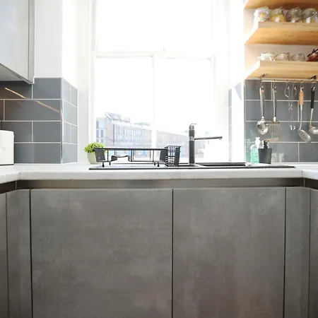 Pembroke View By N And N Stays, Spacious & Modern Executive In Grade 2 Listed Building, Close To Centre, Perfect Location While Visiting The Or Working In The Area * Bristol