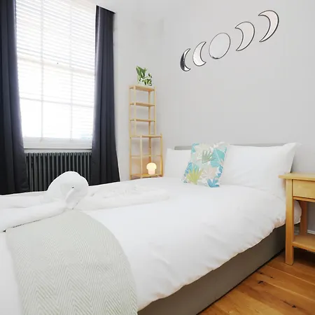 Appartement Pembroke View By N And N Stays, Spacious & Modern Executive In Grade 2 Listed Building, Close To Centre, Perfect Location While Visiting The Or Working In The Area