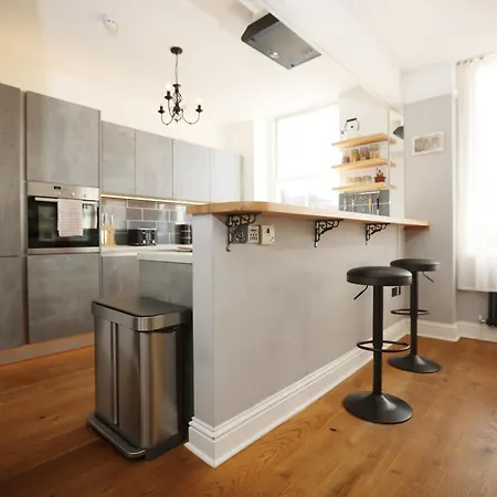 Pembroke View By N And N Stays, Spacious & Modern Executive In Grade 2 Listed Building, Close To Centre, Perfect Location While Visiting The Or Working In The Area