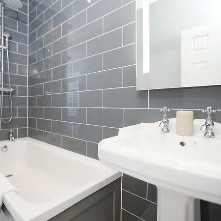 Pembroke View By N And N Stays, Spacious & Modern Executive In Grade 2 Listed Building, Close To Centre, Perfect Location While Visiting The Or Working In The Area Bristol