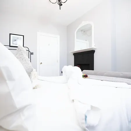 Pembroke View By N And N Stays, Spacious & Modern Executive In Grade 2 Listed Building, Close To Centre, Perfect Location While Visiting The Or Working In The Area