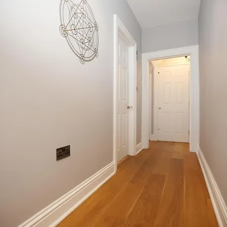 Pembroke View By N And N Stays, Spacious & Modern Executive In Grade 2 Listed Building, Close To Centre, Perfect Location While Visiting The Or Working In The Area *