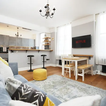 Pembroke View By N And N Stays, Spacious & Modern Executive In Grade 2 Listed Building, Close To Centre, Perfect Location While Visiting The Or Working In The Area * Bristol