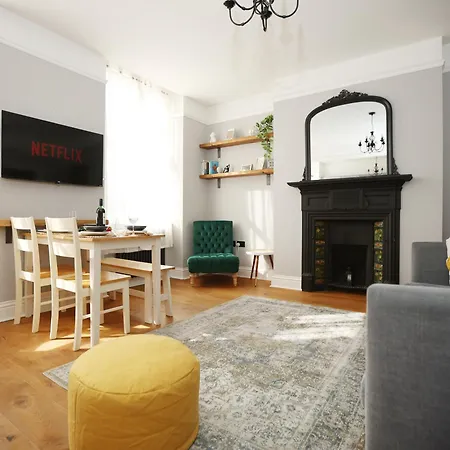 Pembroke View By N And N Stays, Spacious & Modern Executive In Grade 2 Listed Building, Close To Centre, Perfect Location While Visiting The Or Working In The Area *