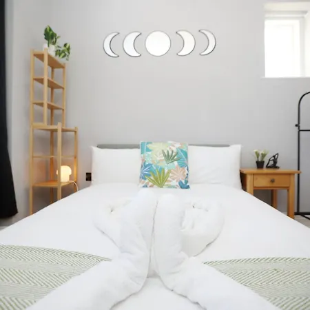 Pembroke View By N And N Stays, Spacious & Modern Executive In Grade 2 Listed Building, Close To Centre, Perfect Location While Visiting The Or Working In The Area * Bristol
